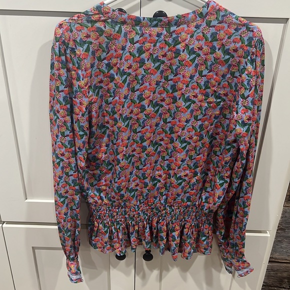 Nrvna Mode flower print button up blouse with elastic peplum. - Picture 4 of 4